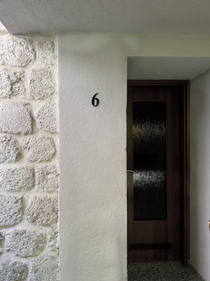 Condo clásico, vista a la ciudad | Decoración personalizada, escritorio y espacio para trabajar con laptop 