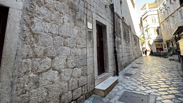 Una strada acciottolata fiancheggiata da edifici.