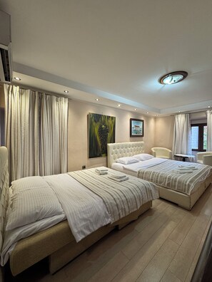 Familiestudio, byutsikt | Individuelt dekorert, skrivebord og skrivebord for bærbar PC