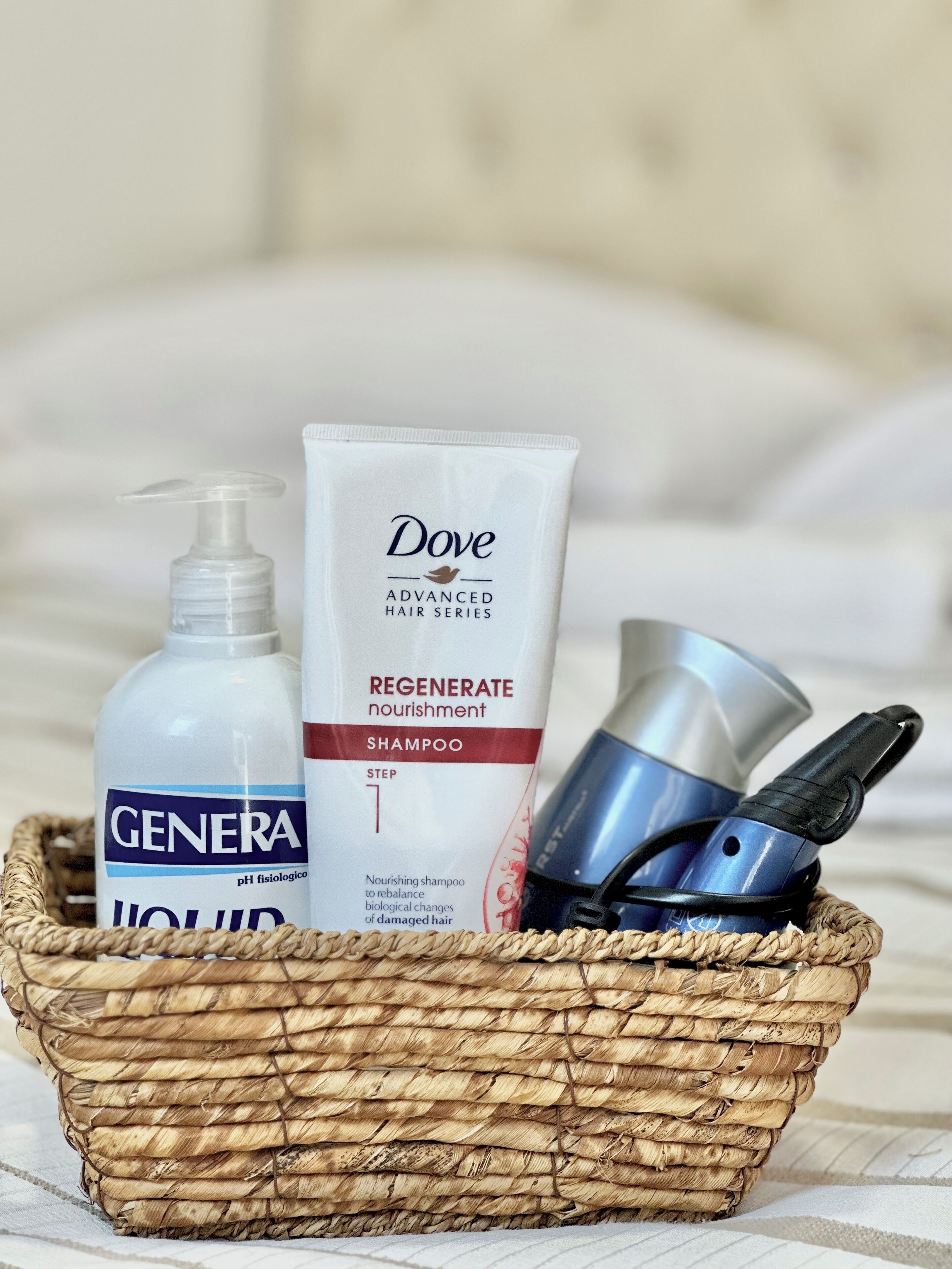 Manden met Dove Advanced Hair Series Regenerate Nourishment Shampoo, Genera Liquid en een blauwe haardroger.