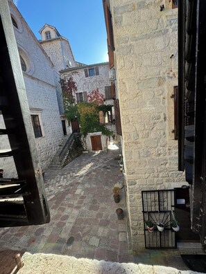 Leilighet – deluxe, byutsikt | Individuelt dekorert, skrivebord og skrivebord for bærbar PC