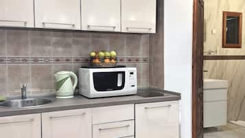 Classic Studio, Courtyard View | Private kitchen | Mini-fridge, microwave, stovetop, coffee/tea maker
