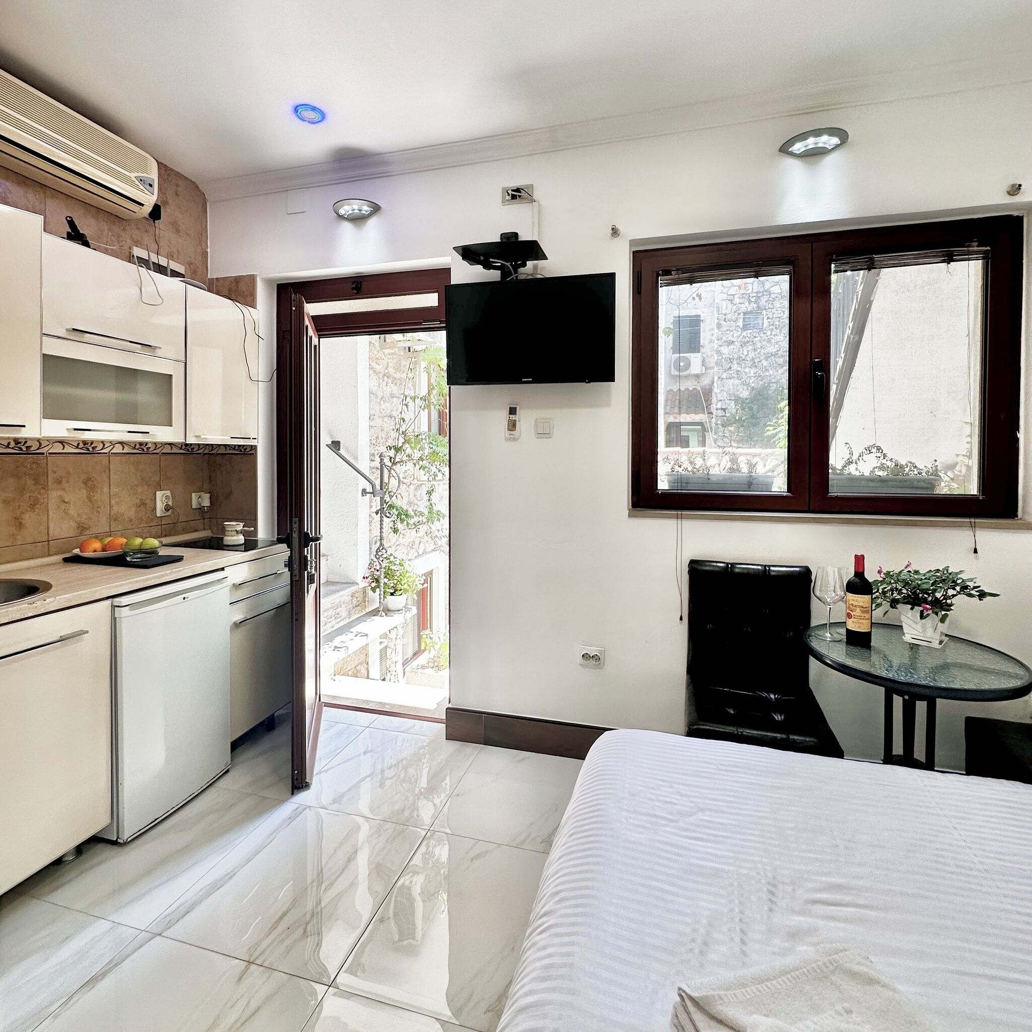 Private kitchen | Mini-fridge, microwave, stovetop, coffee/tea maker
