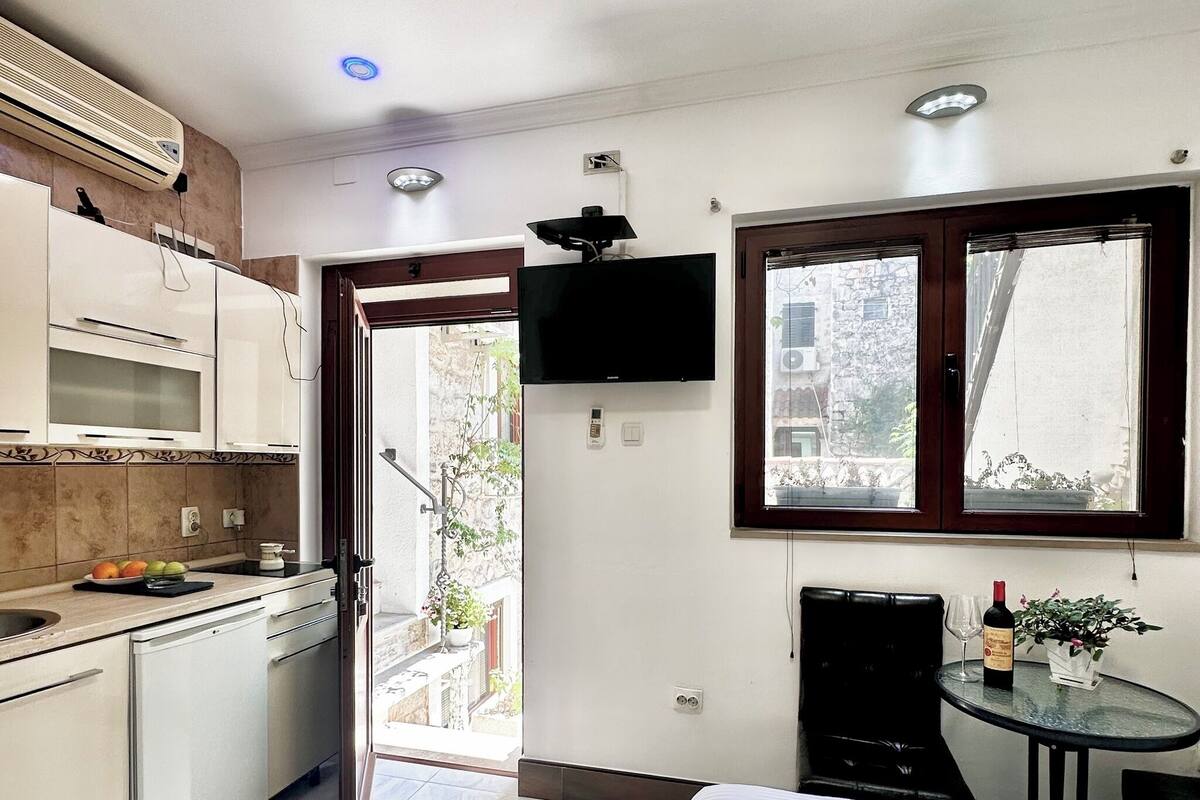Coffee/tea maker, mini-fridge, microwave, stovetop