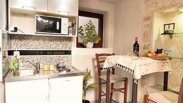 Classic Condo, City View | Private kitchen