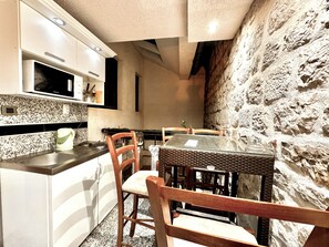 Family Studio, City View | Private kitchen