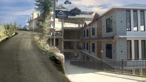 Een modern gebouw met een bordje voor Hardys Retreat. Het heeft een meerlaagse structuur met balkons en grote ramen.