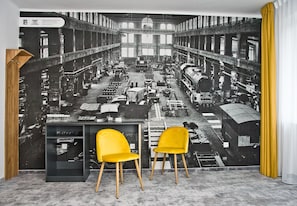 Escritorio, tabla de planchar con plancha y wifi gratis