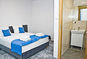 Escritorio, tabla de planchar con plancha y wifi gratis