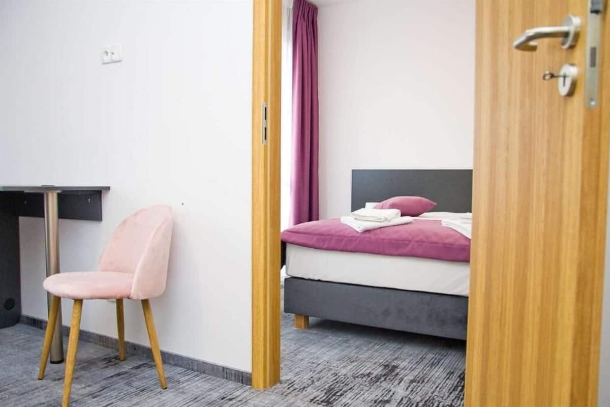 1 slaapkamer, een bureau, een strijkplank/strijkijzer, gratis wifi