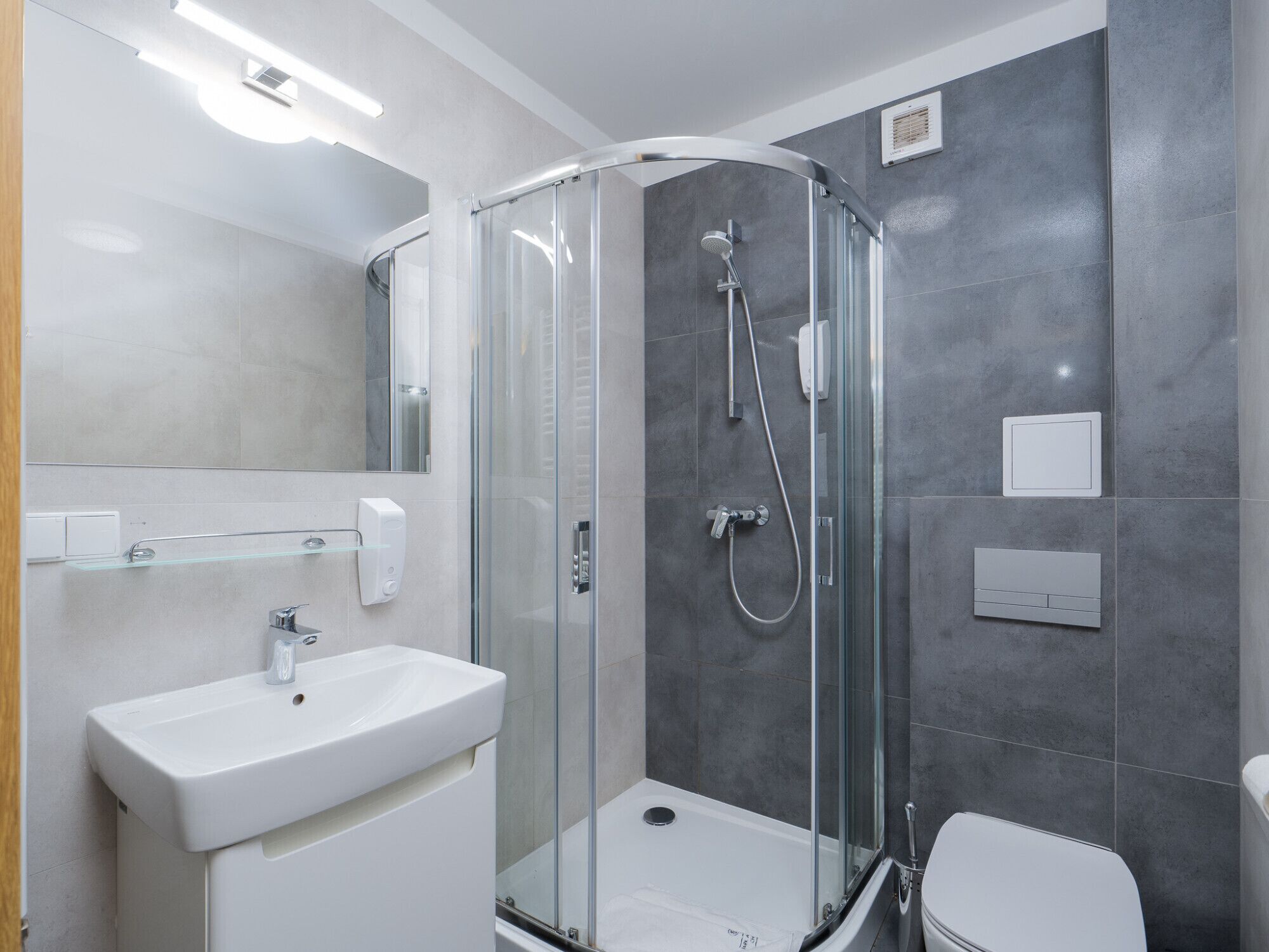 淋浴設備、毛巾、肥皂、洗髮精