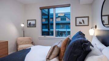 2 chambres, bureau, fer et planche Ă  repasser, lit parapluie