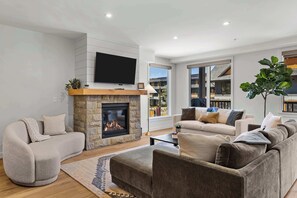 TV, peis, stereoanlegg og kontorer