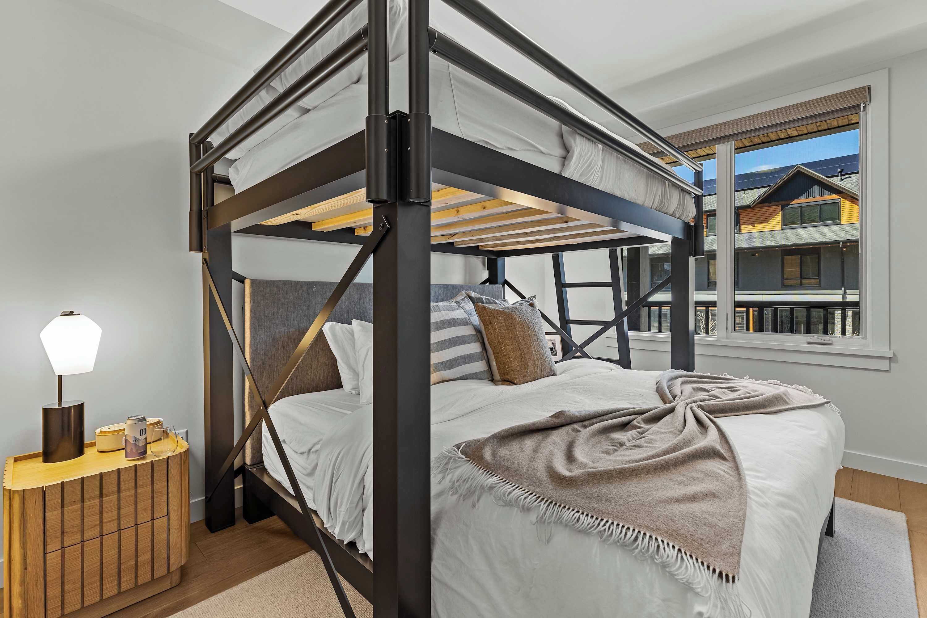 2 chambres, bureau, fer et planche à repasser, lit parapluie