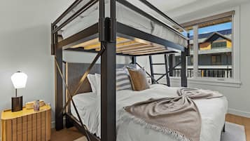 2 chambres, bureau, fer et planche Ă repasser, lit parapluie