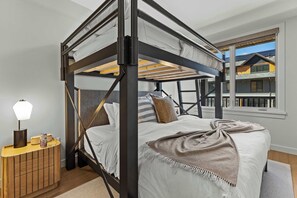 2 habitaciones, escritorio y tabla de planchar con plancha 