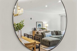 TV, peis, stereoanlegg og kontorer