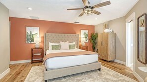 6 slaapkamers, een bureau, een strijkplank/strijkijzer, reisbedje