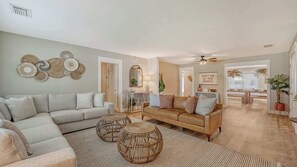 Televisie, een open haard, boeken en een kantoor