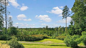 A landscaped garden with a stone bench, a pathway, and a forested background. - Cozy Swedish Waldhof Marie - in a secluded location - fireplace & nature (Västra Götalands län)