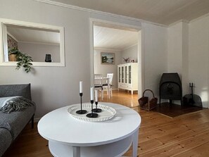 TV, fireplace - Cozy Swedish forest farm -Marie- in a secluded location (Västra Götalands län)