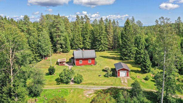 A red barn with a grey roof and a smaller red shed in a forested area. - Cozy Swedish Waldhof Marie - in a secluded location - fireplace & nature (Västra Götalands län)