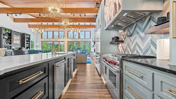 Een koelkast, een magnetron, een oven, een kookplaat