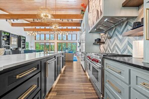 Fridge, microwave, oven, stovetop - Luxurious Retreat | Private Creek View | Hot Tub (Hot Springs)