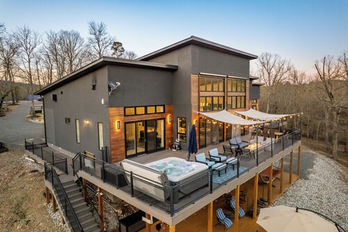 Luxurious Retreat Private Creek View Pool Hot-tub