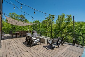 Outdoor dining - Luxurious Retreat | Private Creek View | Hot Tub (Hot Springs)
