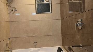 Ducha, artículos de tocador gratuitos, toallas, jabón