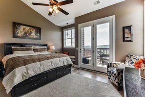 2 bedrooms, desk, WiFi, bed sheets - Penthouse Lakeview Haven (Branson)