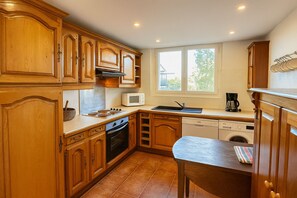 Jääkaappi, mikroaaltouuni, uuni, liesi