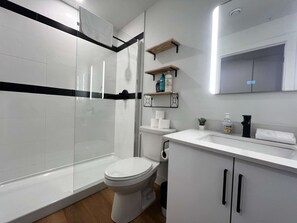 Dusche, Haartrockner, Handtücher