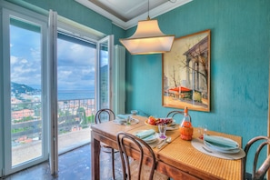 Standard Apartment, Multiple Bedrooms (Simply Romantic Sea View) | Dining