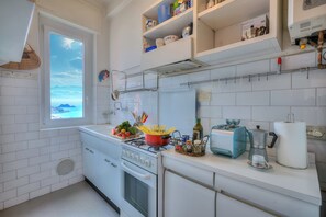 Standard Apartment, Multiple Bedrooms (Simply Romantic Sea View) | Private kitchen | Fridge, oven, stovetop, coffee/tea maker - Simply Romantic Sea View (Alassio)
