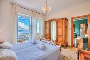 Standard Apartment, Multiple Bedrooms (Simply Romantic Sea View) | 2 bedrooms, bed sheets