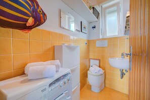 Standard Apartment, Multiple Bedrooms (Simply Romantic Sea View) | Bathroom
