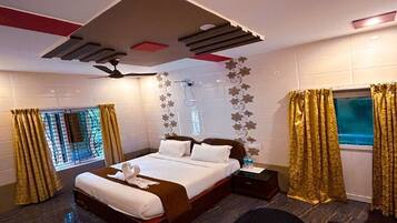 Luxury Suite, Balcony | 1 bedroom, free WiFi, bed sheets