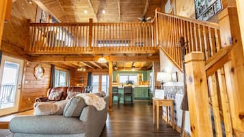 Smart TV, chimenea y libros