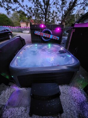 Outdoor spa tub - Comfortable 1 bedroom apt with hot tub access. (South Wales)