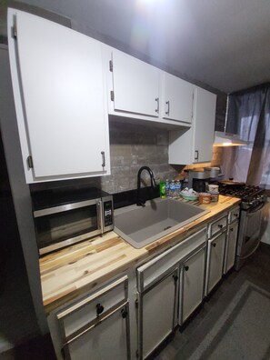 Fridge, oven, stovetop, coffee/tea maker - Comfortable 1 bedroom apt with hot tub access. (South Wales)