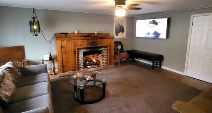 Comfortable 1 bedroom apt with hot tub access.