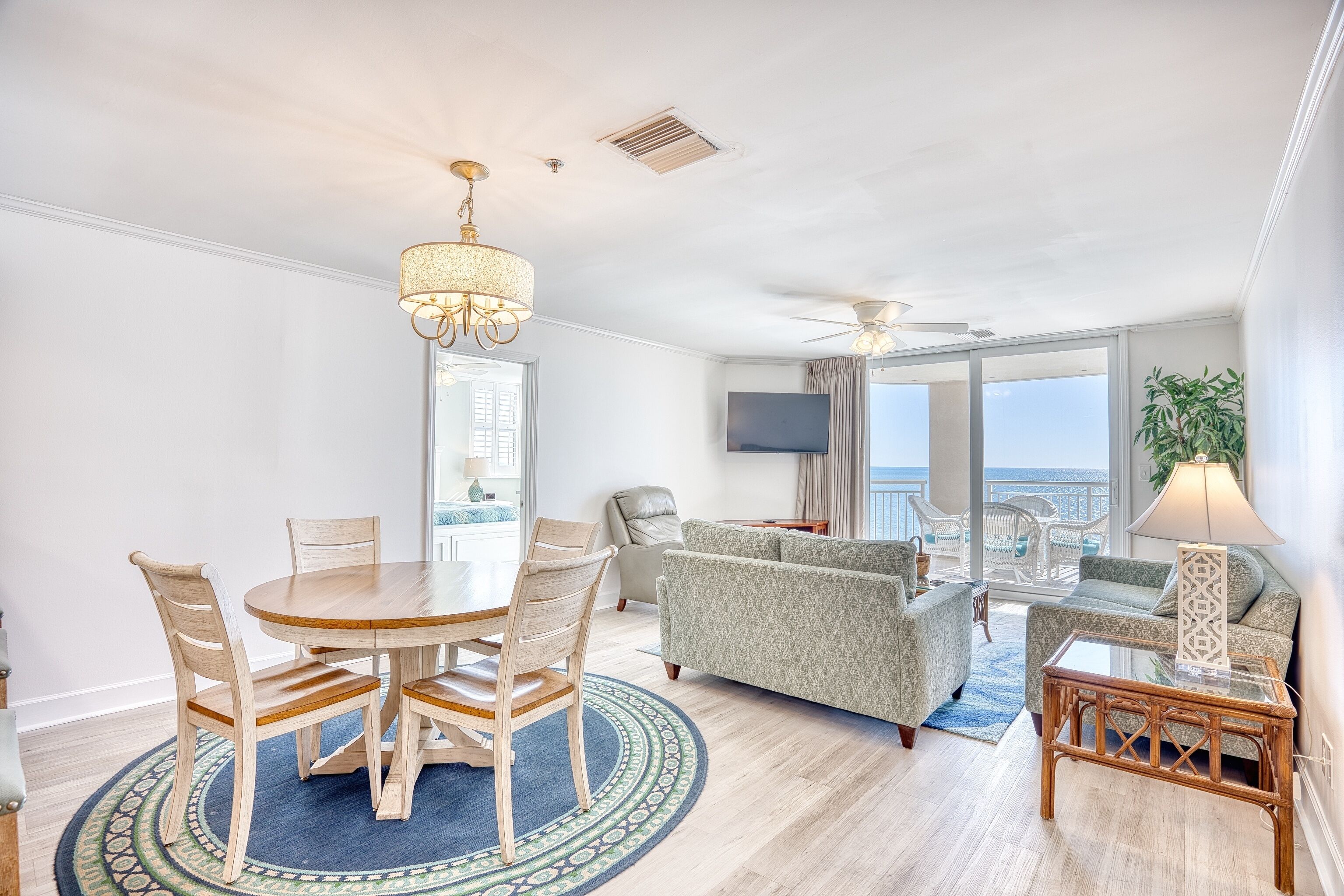 TV connectée, lecteur de DVD, table de tennis de table