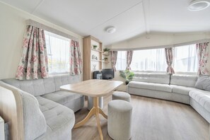TV - 3 Bedroom Mersea Beach Retreat-getaway by the Sea (Colchester)