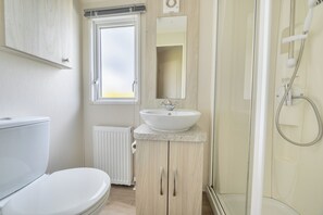 Shower, hair dryer, towels - 3 Bedroom Mersea Beach Retreat-getaway by the Sea (Colchester)