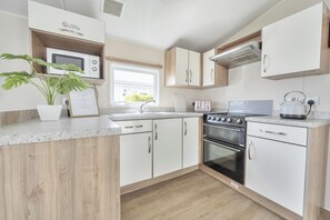 Fridge, microwave, oven, stovetop - 3 Bedroom Mersea Beach Retreat-getaway by the Sea (Colchester)