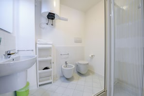 Dusj, hårføner, bidé og håndklær