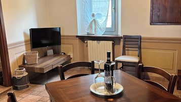 Basic-Apartment, Stadtblick | Wohnbereich | Flachbildfernseher