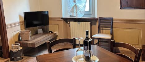 Basic-Apartment, Stadtblick | Wohnbereich | Flachbildfernseher